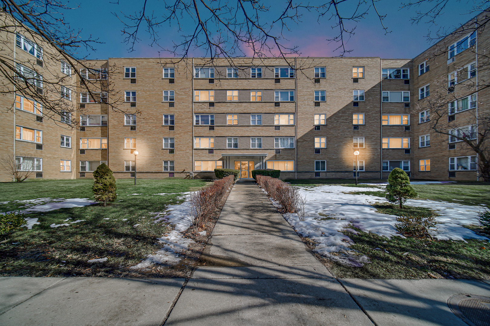 6161 N HOYNE Avenue 302