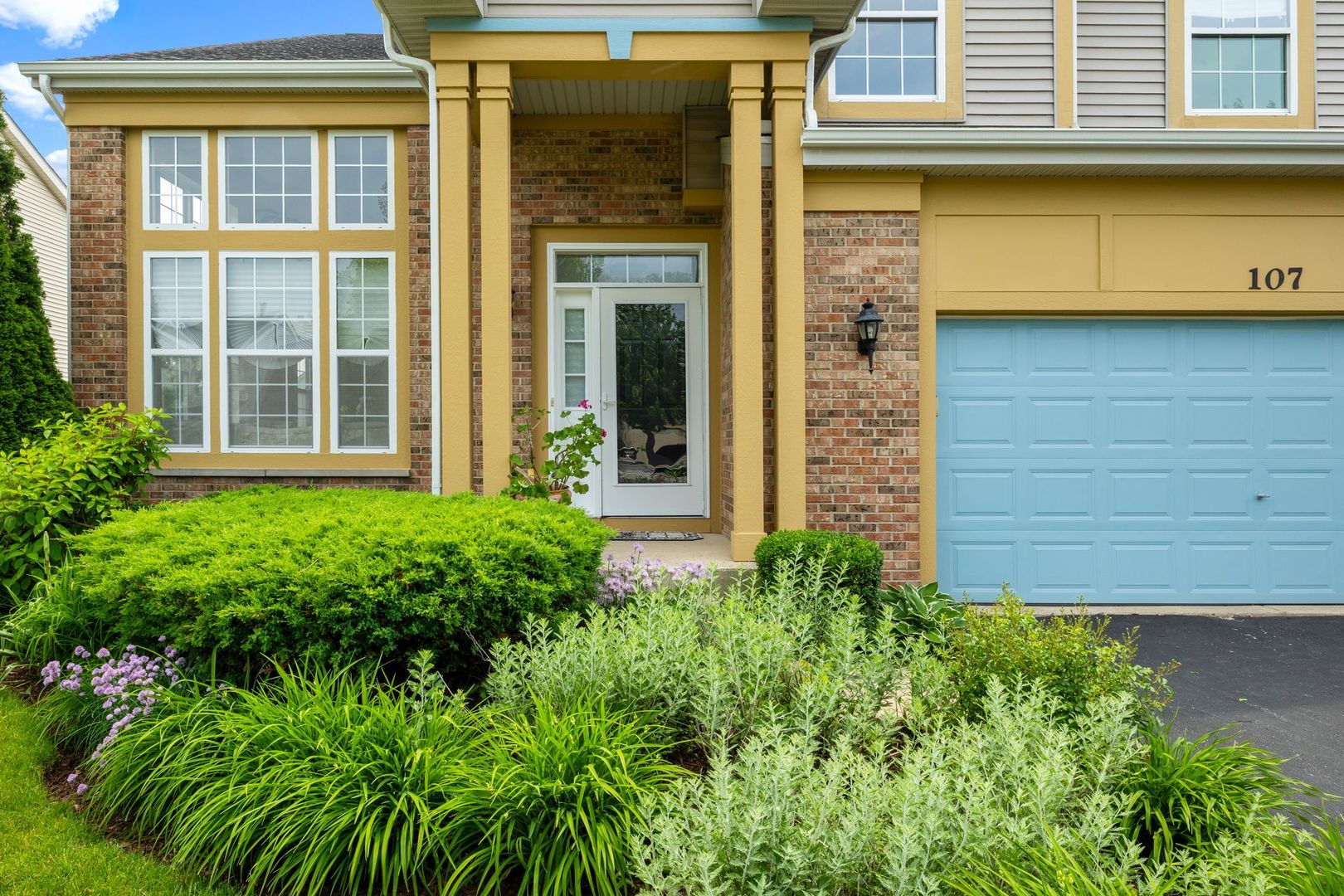 107 W Hampton Court