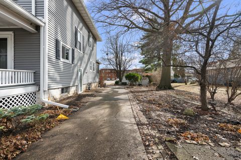 Tiny photo for 817 Grant Street, Bettendorf, IA 52722 (MLS # 12586911)