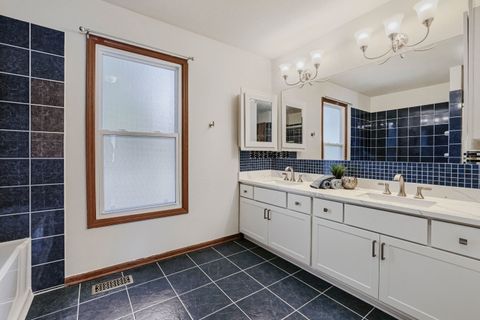 Tiny photo for 305 N Fiore Parkway, Vernon Hills, IL 60061 (MLS # 12617635)