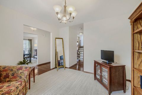 Tiny photo for 305 N Fiore Parkway, Vernon Hills, IL 60061 (MLS # 12617635)
