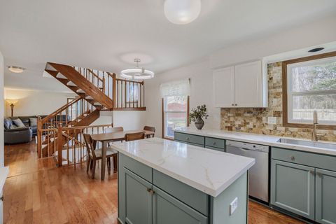 Tiny photo for 305 N Fiore Parkway, Vernon Hills, IL 60061 (MLS # 12617635)