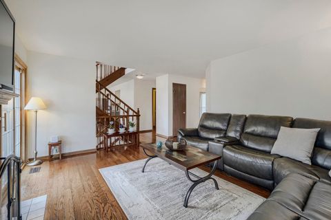 Tiny photo for 305 N Fiore Parkway, Vernon Hills, IL 60061 (MLS # 12617635)