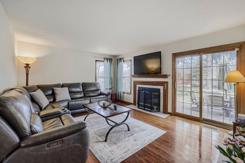 Tiny photo for 305 N Fiore Parkway, Vernon Hills, IL 60061 (MLS # 12617635)