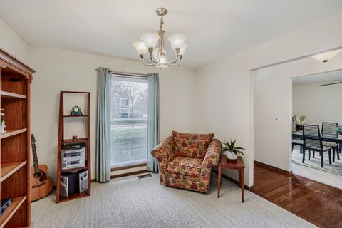 Tiny photo for 305 N Fiore Parkway, Vernon Hills, IL 60061 (MLS # 12617635)