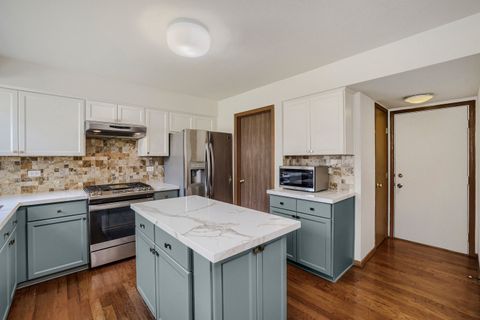 Tiny photo for 305 N Fiore Parkway, Vernon Hills, IL 60061 (MLS # 12617635)