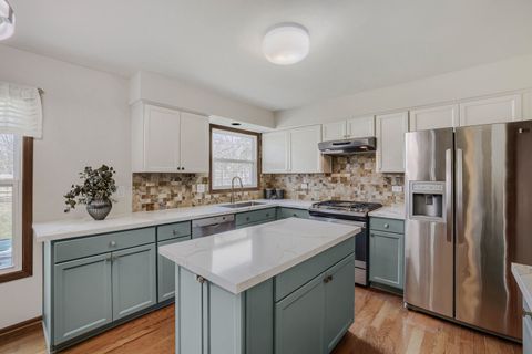 Tiny photo for 305 N Fiore Parkway, Vernon Hills, IL 60061 (MLS # 12617635)