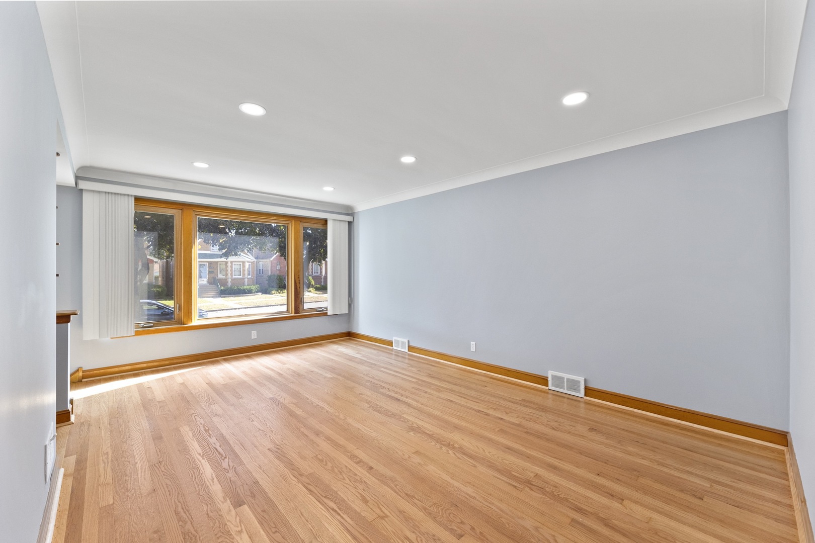 5534 S Natoma Avenue