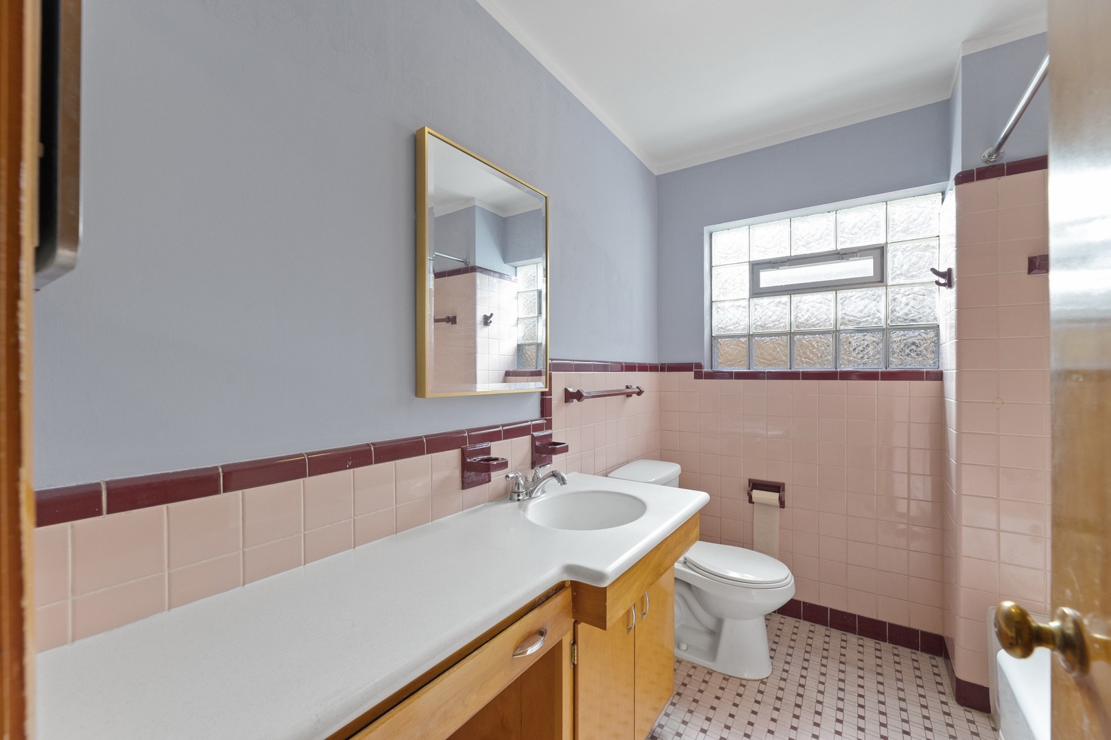 5534 S Natoma Avenue