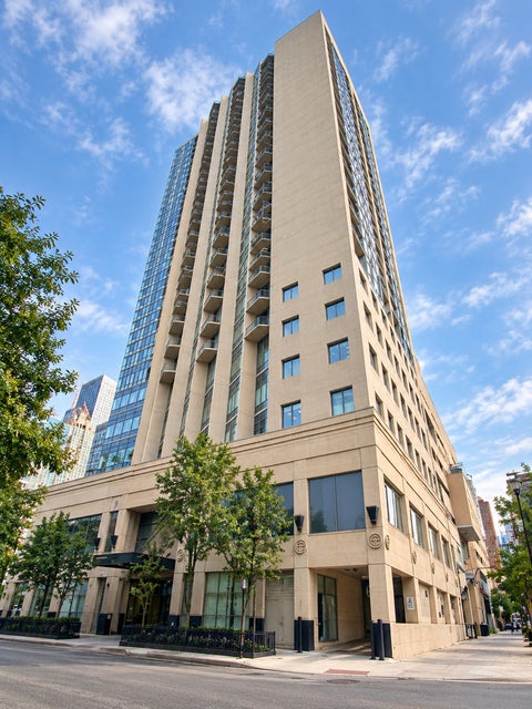 Photo of 111 W Maple Street #2701, Chicago, IL 60610 (MLS # 12764778)