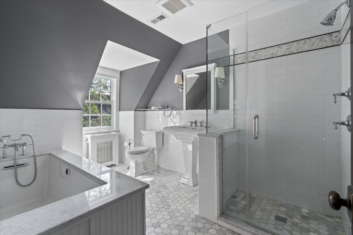 Chicago, Illinois 60637, United States, 6 Bedrooms Bedrooms, ,8 BathroomsBathrooms,Residential,Contingent,210657