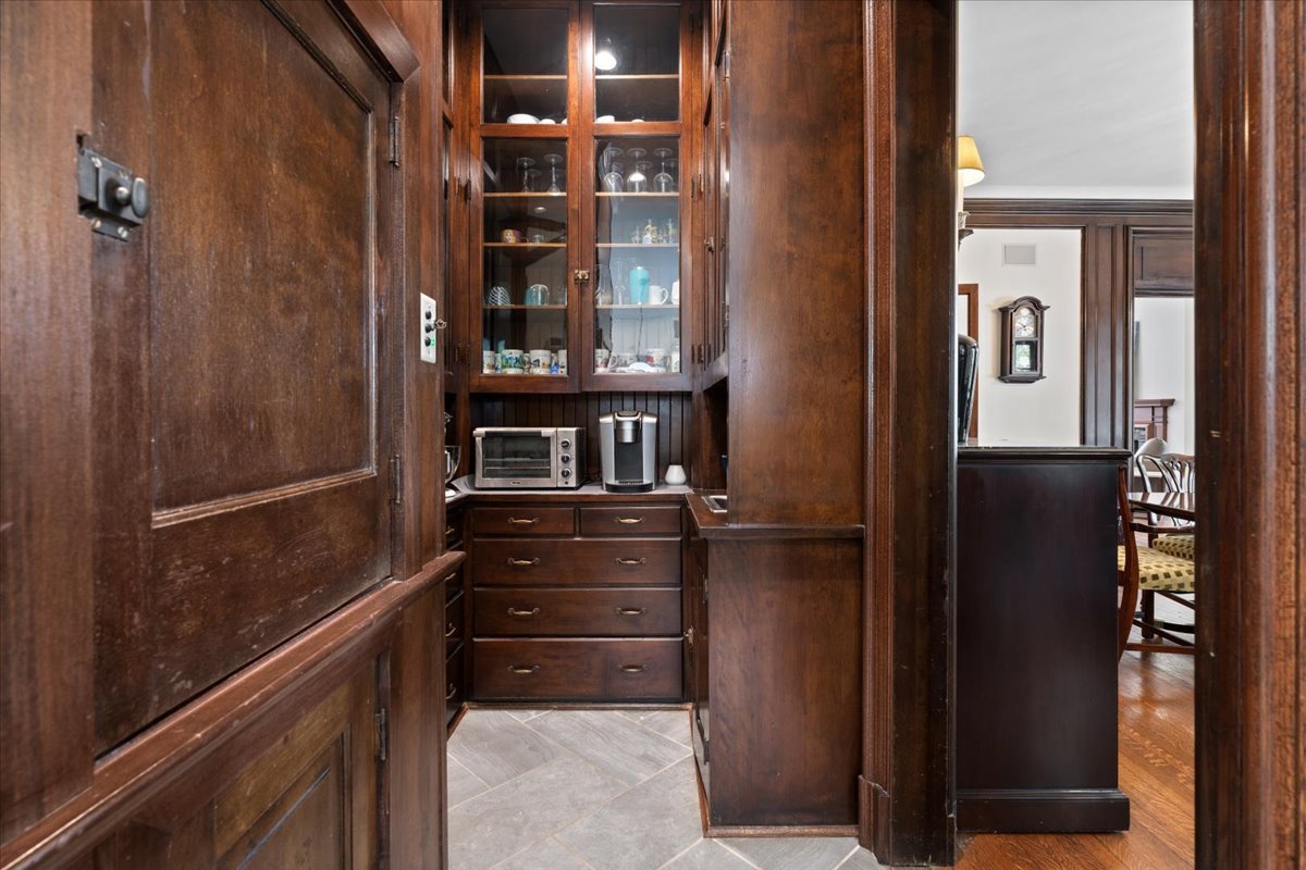 Chicago, Illinois 60637, United States, 6 Bedrooms Bedrooms, ,8 BathroomsBathrooms,Residential,Contingent,210657