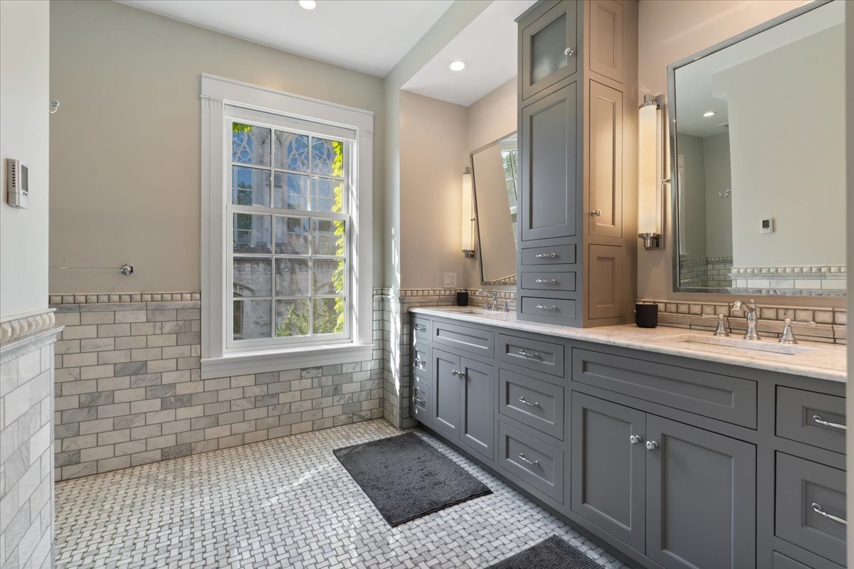 Chicago, Illinois 60637, United States, 6 Bedrooms Bedrooms, ,8 BathroomsBathrooms,Residential,Contingent,210657