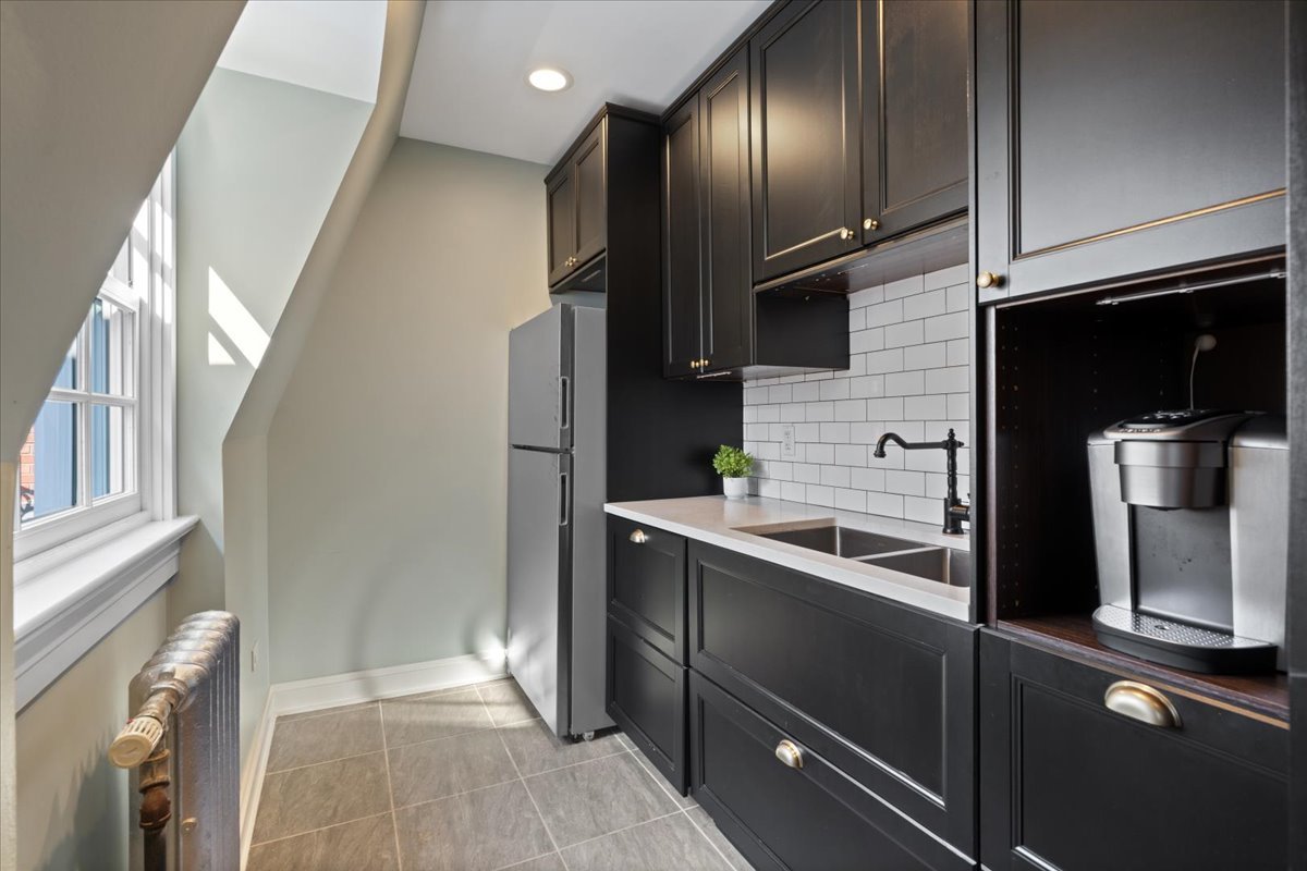 Chicago, Illinois 60637, United States, 6 Bedrooms Bedrooms, ,8 BathroomsBathrooms,Residential,Contingent,210657