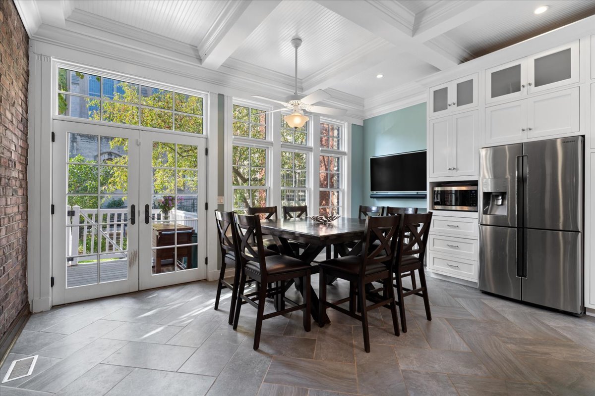 Chicago, Illinois 60637, United States, 6 Bedrooms Bedrooms, ,8 BathroomsBathrooms,Residential,Contingent,210657