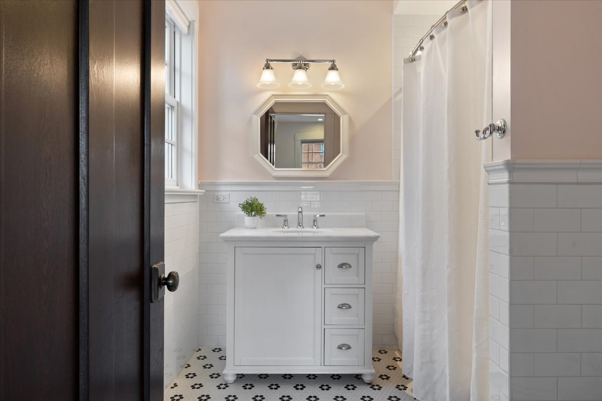 Chicago, Illinois 60637, United States, 6 Bedrooms Bedrooms, ,8 BathroomsBathrooms,Residential,Contingent,210657