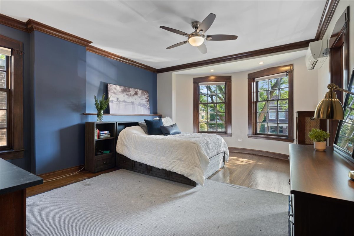 Chicago, Illinois 60637, United States, 6 Bedrooms Bedrooms, ,8 BathroomsBathrooms,Residential,Contingent,210657