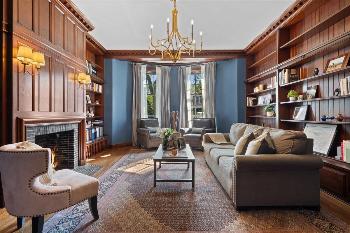 Chicago, Illinois 60637, United States, 6 Bedrooms Bedrooms, ,8 BathroomsBathrooms,Residential,Contingent,210657