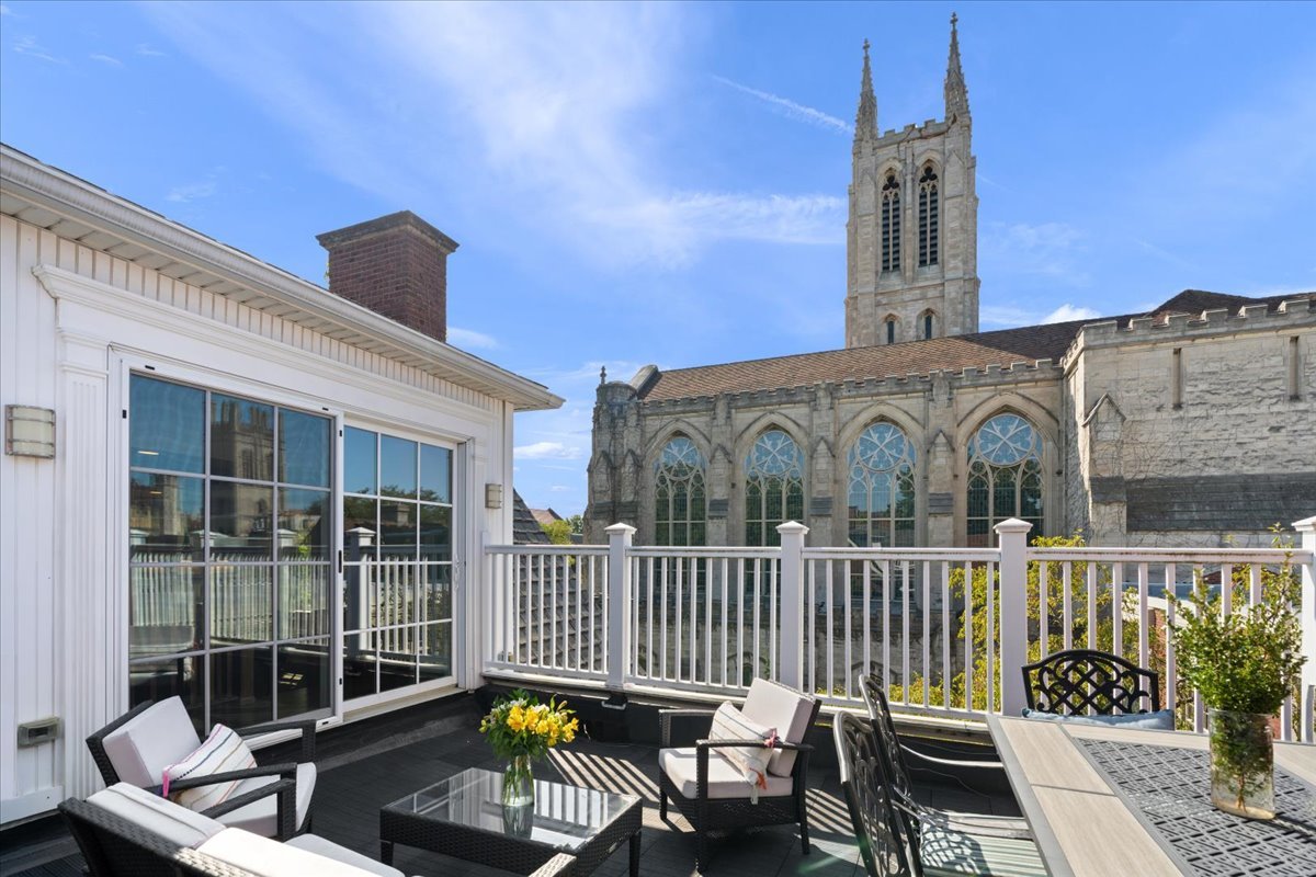 Chicago, Illinois 60637, United States, 6 Bedrooms Bedrooms, ,8 BathroomsBathrooms,Residential,Contingent,210657