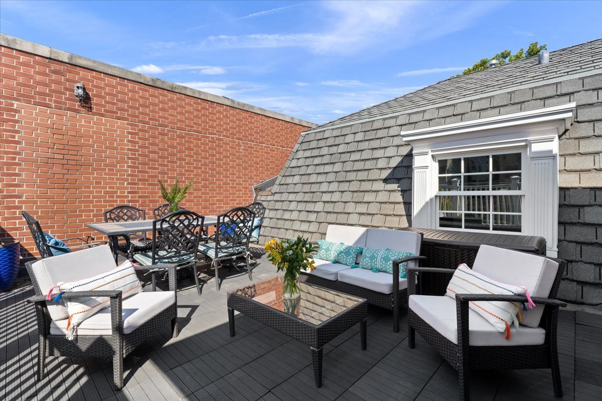 Chicago, Illinois 60637, United States, 6 Bedrooms Bedrooms, ,8 BathroomsBathrooms,Residential,Contingent,210657