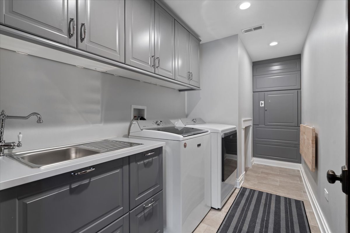 Chicago, Illinois 60637, United States, 6 Bedrooms Bedrooms, ,8 BathroomsBathrooms,Residential,Contingent,210657