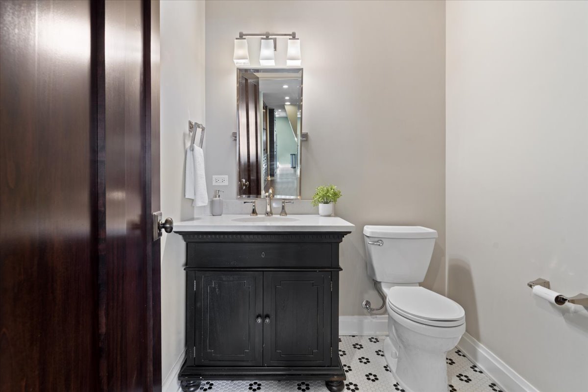 Chicago, Illinois 60637, United States, 6 Bedrooms Bedrooms, ,8 BathroomsBathrooms,Residential,Contingent,210657