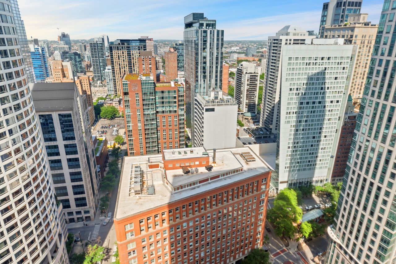 111 E Chestnut Street 39J