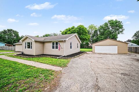 Photo of 936 Old Indian Trail, Aurora, IL 60506 (MLS # 12662355)