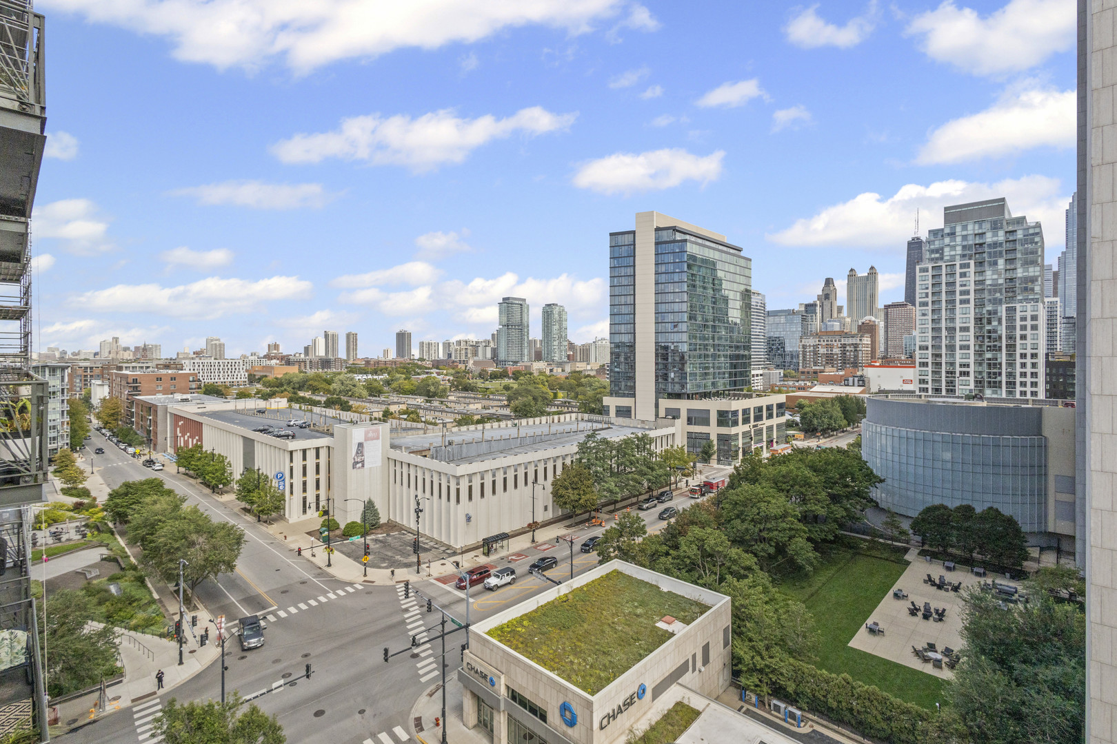 758 N Larrabee Street 718