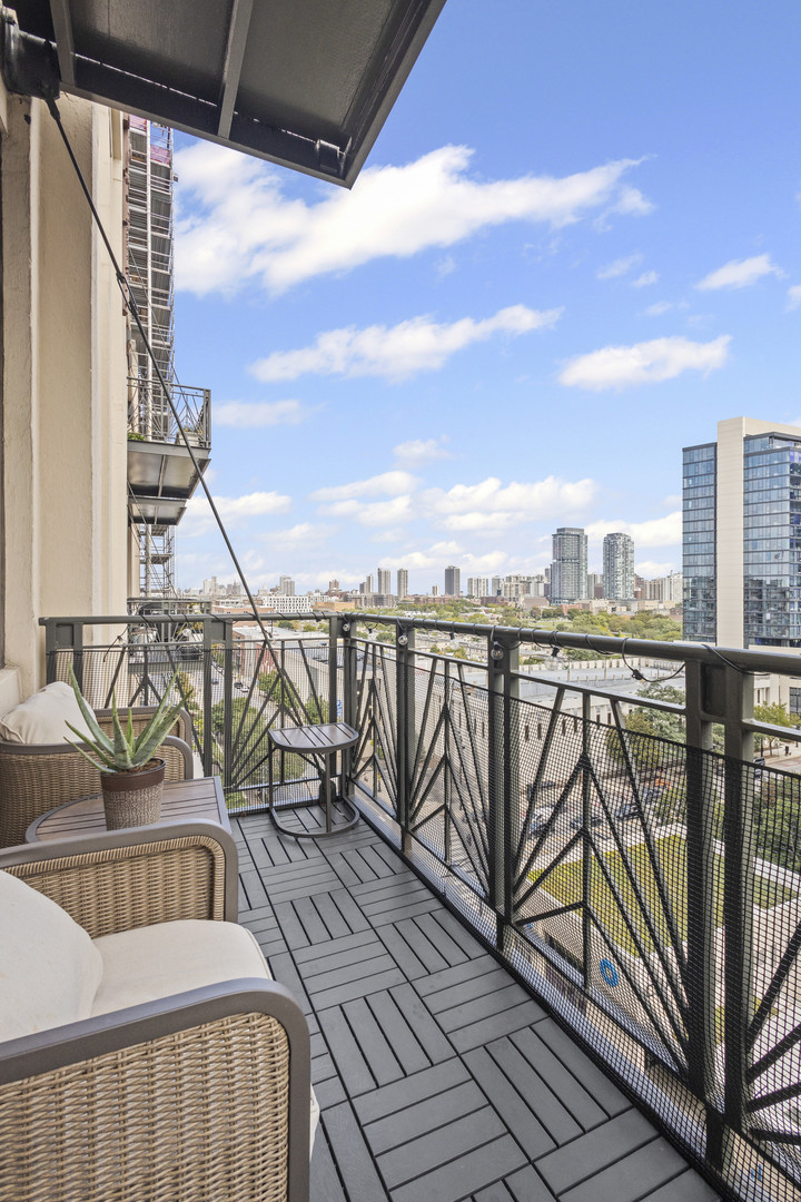 758 N Larrabee Street 718