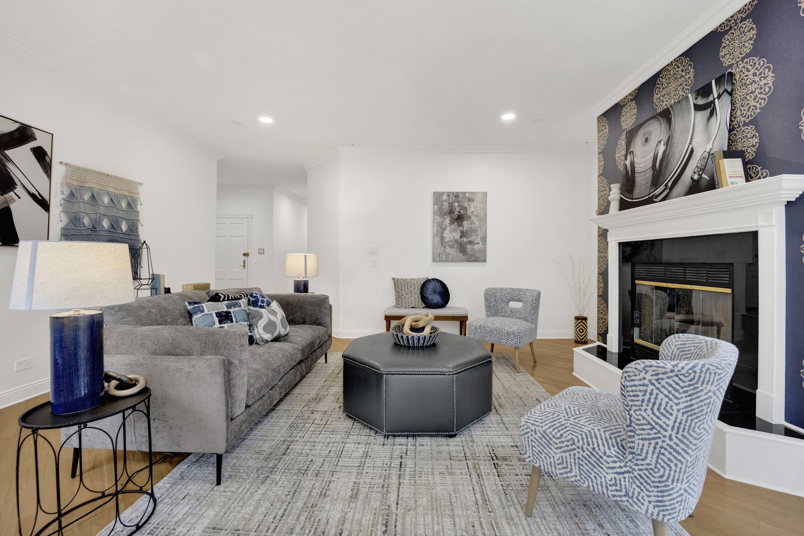 941 W Argyle Street 3W