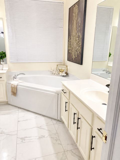 Tiny photo for 6 Sherwood Court, Lake In The Hills, IL 60156 (MLS # 12637964)