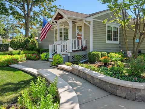 Tiny photo for 182 E Hale Street, Elmhurst, IL 60126 (MLS # 12597185)