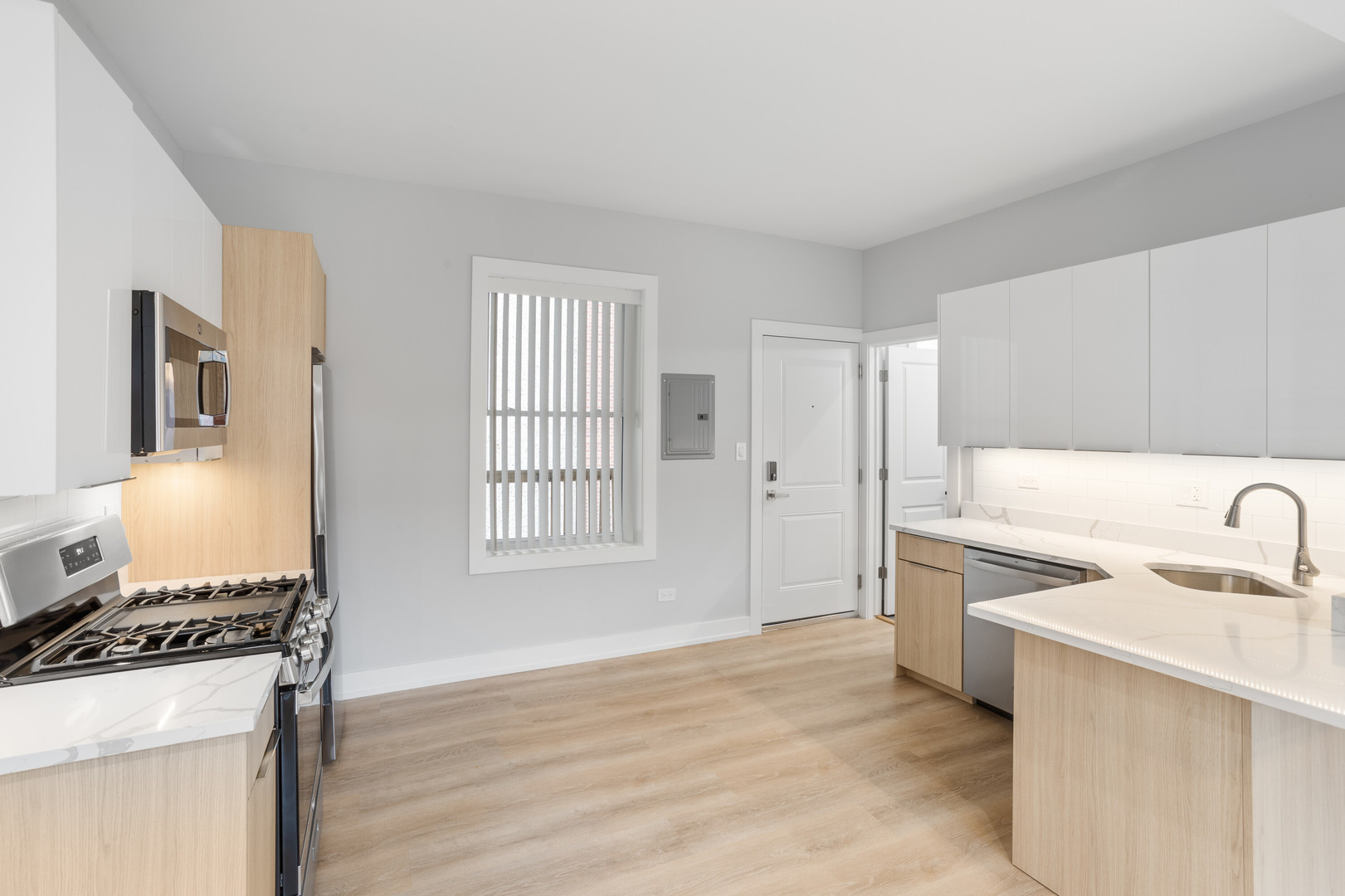 7427 N Clark Street 3