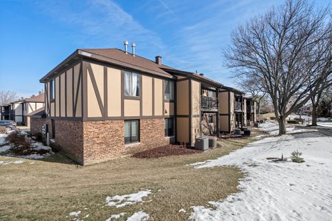 Tiny photo for 840 Sheldon Court #B, Wheaton, IL 60189 (MLS # 12565956)