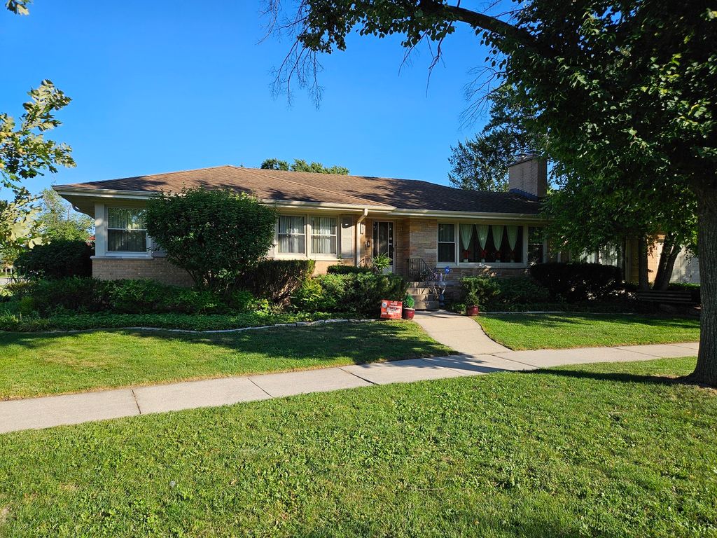 Photo for 919 S Chester Avenue, Park Ridge, IL 60068 (MLS # 12460510)