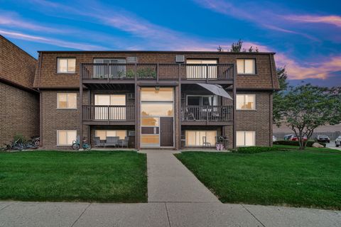 Tiny photo for 104 boardwalk Street #2E, Elk Grove Village, IL 60007 (MLS # 12477883)