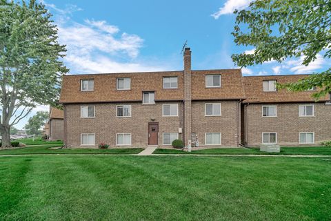 Tiny photo for 104 boardwalk Street #2E, Elk Grove Village, IL 60007 (MLS # 12477883)
