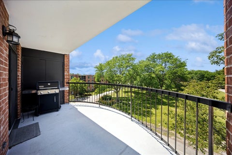 Tiny photo for 1515 E Central Road #420C, Arlington Heights, IL 60005 (MLS # 12694352)