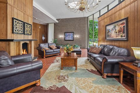 Tiny photo for 20 N Tower Road #9C, Oak Brook, IL 60523 (MLS # 12631657)