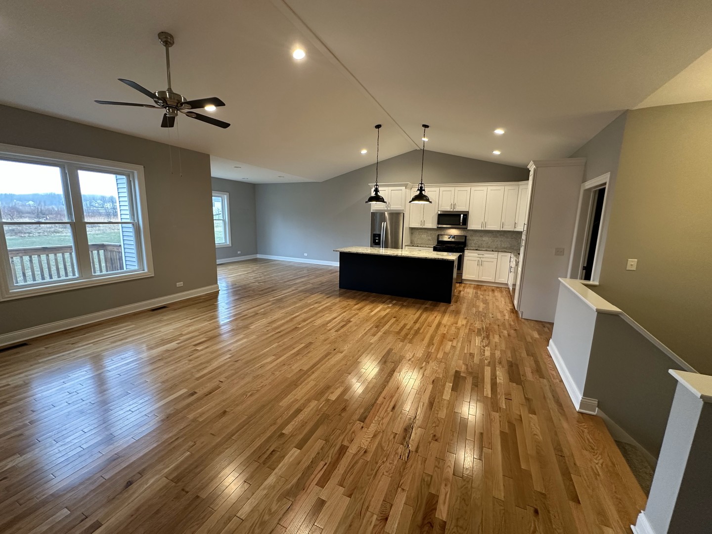 985 MEADOW Lane