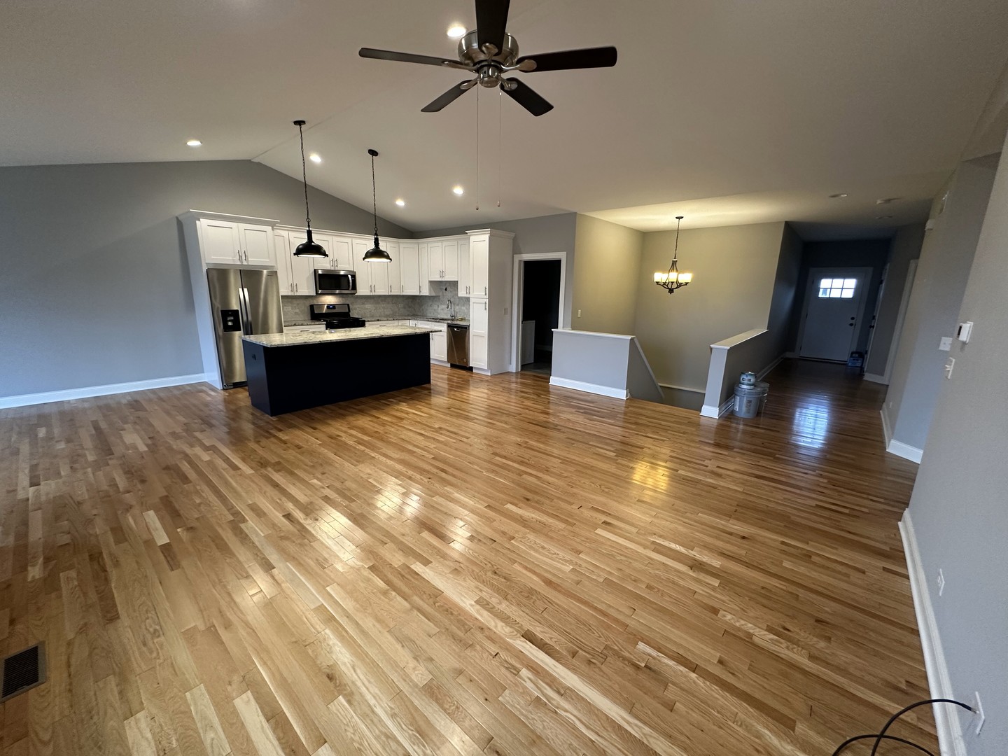 985 MEADOW Lane