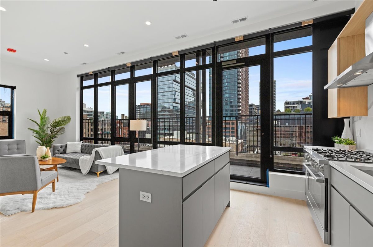 153 W Ohio Street 503