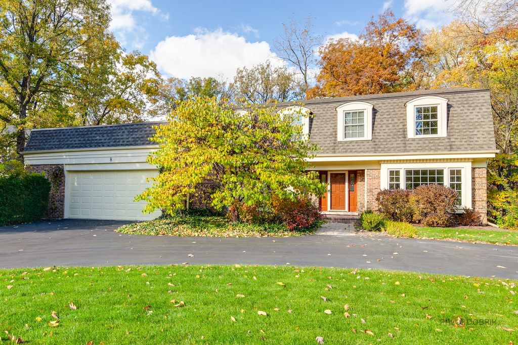 Photo for 8 Royal Court, Lincolnshire, IL 60069 (MLS # 12506355)