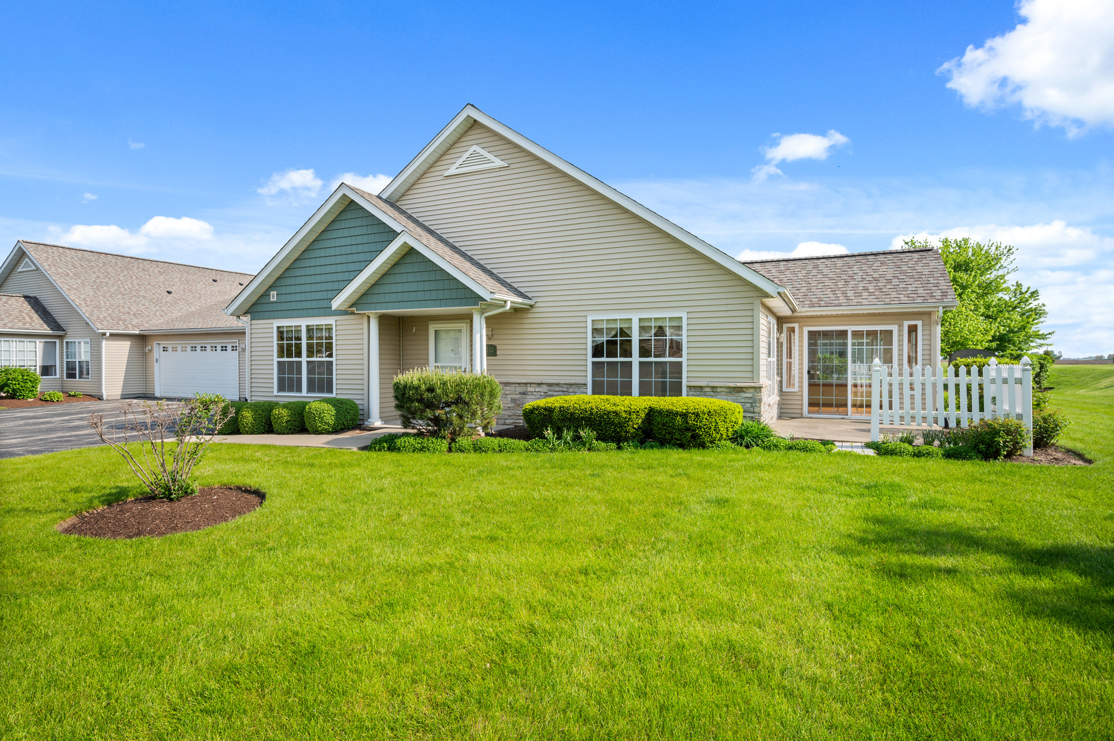 2113 Waterbury Lane W 2113