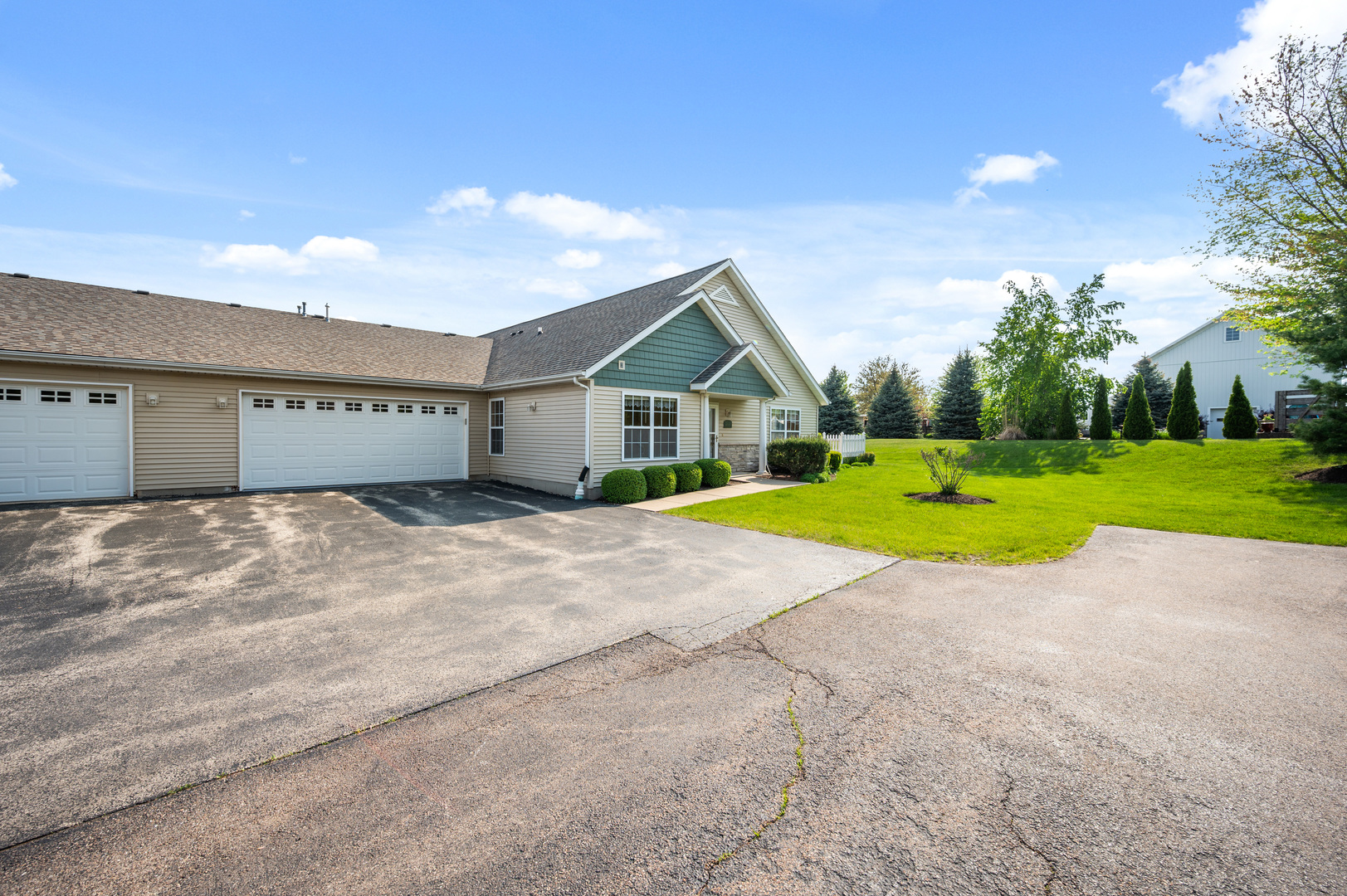 2113 Waterbury Lane W 2113