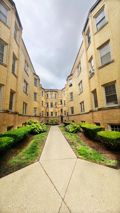 Tiny photo for 425 Wisconsin Avenue #2W, Oak Park, IL 60302 (MLS # 12425252)