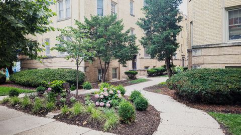 Tiny photo for 425 Wisconsin Avenue #2W, Oak Park, IL 60302 (MLS # 12425252)