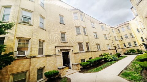 Tiny photo for 425 Wisconsin Avenue #2W, Oak Park, IL 60302 (MLS # 12425252)