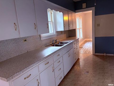 Tiny photo for 433 LINDEN, Centralia, IL 62801 (MLS # EB460799)